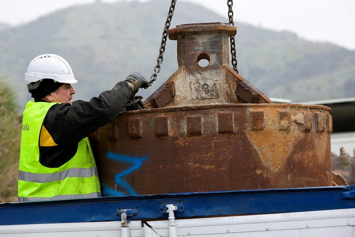 Equipes começam trabalhos para salvar criança presa