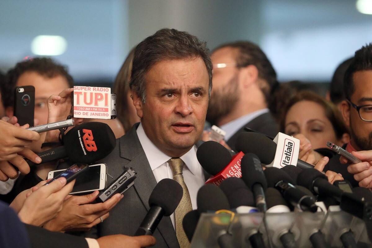 Aécio apontou "equívocos" e "ilícitos" como razões contra Dilma