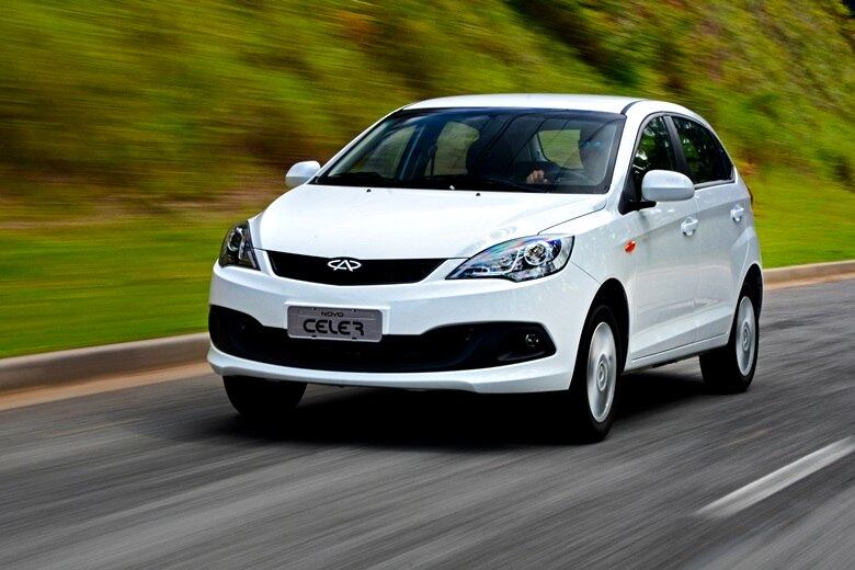 





O hatch usa calotas na versão de entrada (R$ 38.990) e rodas de liga leve de 15 polegadas na versão Act (R$ 40.990). LEIA MAIS

Aceleramos: primeiro chinês fabricado no Brasil, novo Chery Celer mostra que a qualidade subiu de nível
