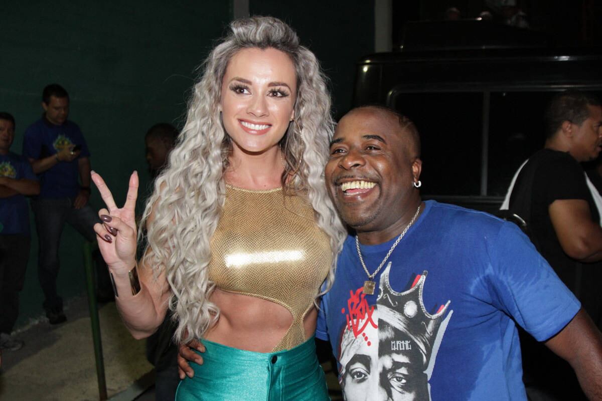 Musa da bateria da Mancha Verde, Juju distribuiu sorriso na quadra da escola 