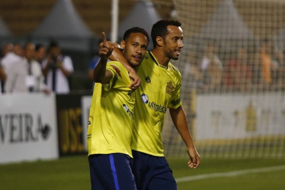 Neymar ainda falou sobre o bom momento da seleção brasileira com o
técnico Tite. "Estamos num momento maravilhoso, crescendo cada vez mais na
seleção. Criamos a nossa identidade e o nosso estilo de jogar. Estamos felizes
com isso"