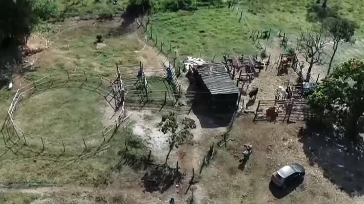 A polícia criou um cerco nas chácaras próximas e está fazendo buscas no meio das matas. Também foram disponibilizados helicópteros e drones com câmeras térmicas
