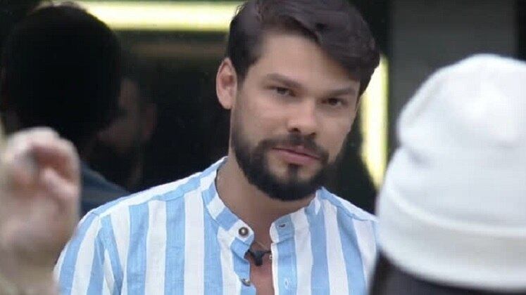 Deputado Suita


Inventado por Bruno Tálamo antes mesmo de a Mansão começar, o apelido de Alexandre Suita pode ser definido também como uma alfinetada! Afinal, o empresário foi nomeado assim por evitar se comprometer
com o jogo. Será que ainda vai rolar treta por conta dessas opiniões?