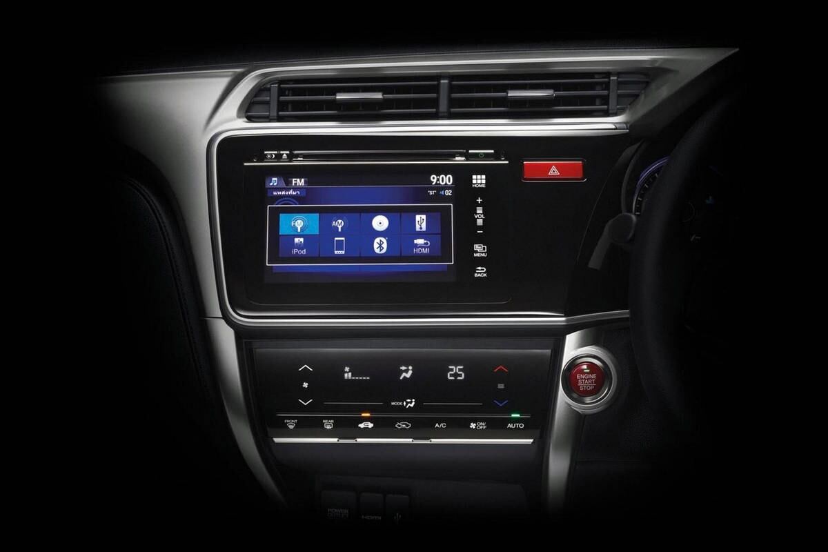 Outro diferencial do novo City será a oferta de um ar-condicionado de duas zonas e uma central multimídia com ampla conectividade — haverá Bluetooth, rádio/CD/MP3 e portas auxiliar e USB. A imagem também mostra um botão vermelho que serve para dar a partida no motor (o equipamento ainda não foi confirmado pela Honda do Brasil)

Saiba tudo sobre carros! Acesse www.r7.com/carros