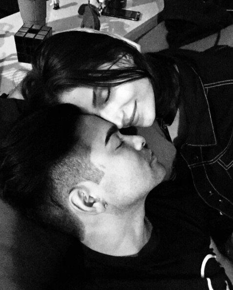 Em fotos compartilhadas nas redes sociais, o casal aparece bastante apaixonado