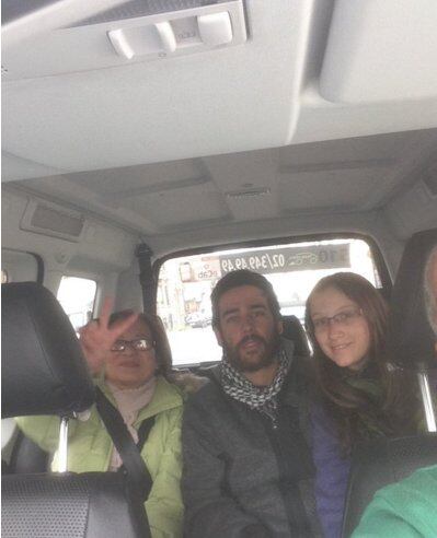 A União dos Motoristas de Táxi belga pediu para seus membros oferecerem viagens gratuitas às vítimas dos ataques, segundo o The Guardian