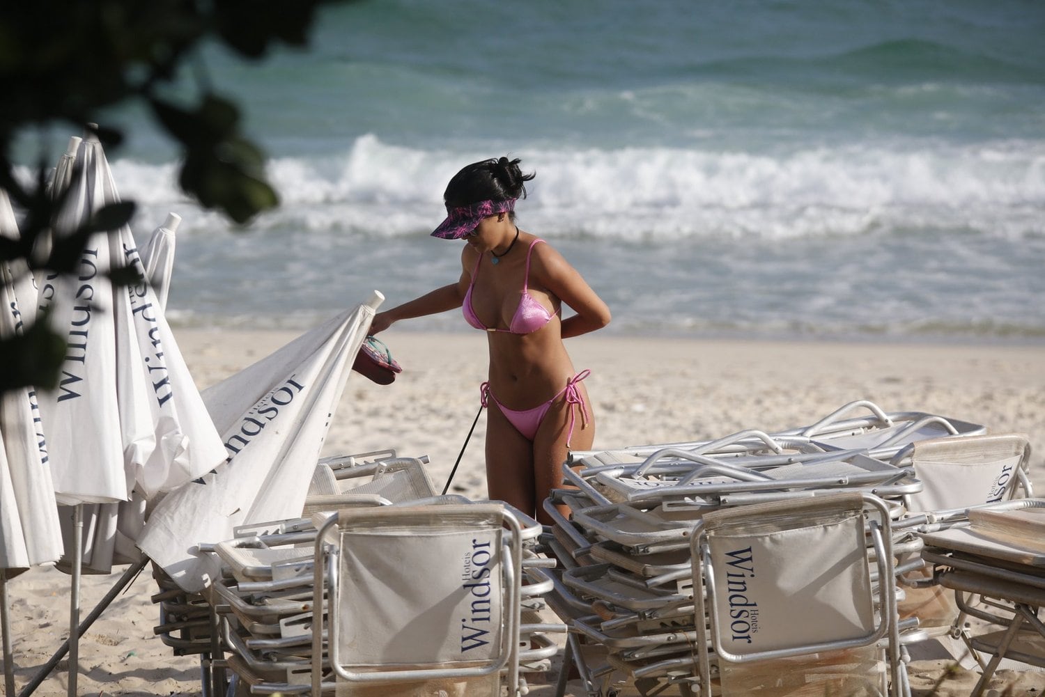 Munik mostra suas novas próteses de silicone em dia de praia no Rio
