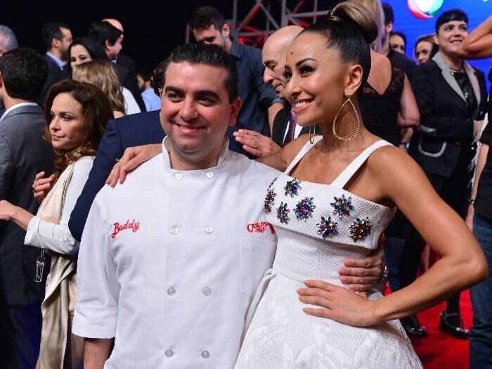 Quando questionado se gosta dos sabores brasileiros, Buddy foi categórico.
— Os sabores são muito bons, eu gosto de brigadeiros e experimentei outras coisas, beijinho, pão de queijo... eu sou muito fácil, olhe para mim (risos). Tenho um paladar diversificado
Com presença de Cake Boss, Rede Record anuncia programação 2015
Apresentadores registram nas redes sociais lançamento da programação da Rede Record
Veja os bastidores do lançamento da programação 2015 da Rede Record
Rede Record anuncia reality show com Cake Boss