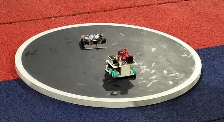 Robôs da categoria Sumô Mini em ação no dojô montado na Campus Party Brasil 2023