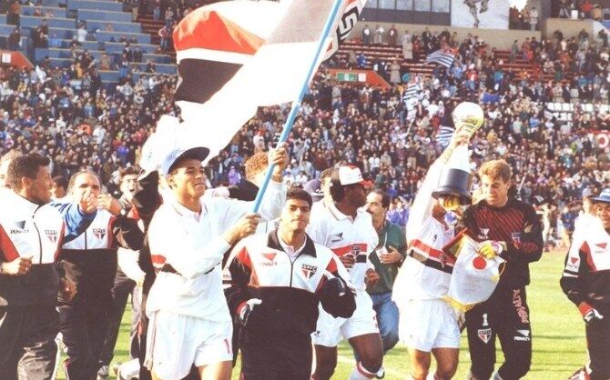 Um dos jogadores mais vitoriosos de todos os tempos, Cafu
foi lapidado por Telê Santana nos anos 90 e passou a ser peça fundamental no
esquema tricolor. No time que bateu o Barça, Cafu atuou como meia ao lado do
capitão Raí. Depois de pendurar as chuteiras criou a Fundação Cafu, uma entidade
sem fins lucrativos que realiza projetos sociais