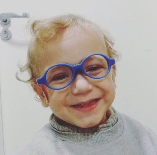 Com apenas
quatro anos de idade, Francisco Marzola Benitez, o Chico, viveu quase metade de
sua vida em hospitais. Morador de Mogi das Cruzes, na Grande São Paulo, o
menino sofre da síndrome do intestino curto após nascer com gastrosquise — má-formação
que faz com a pessoa nasça com o intestino para fora do corpo e, no caso de
Chico, apodrecesse. Hoje, o menino convive com apenas 50 cm de intestino
delgado e não consegue se alimentar pela boca. A família dele lançou campanha
para arrecadar R$ 400 mil para custear as despesas de uma cirurgia na
Inglaterra para que ele se livre dessa condição. Há uma semana, Jéssica
Marzola, de 25 anos, mãe do garotinho, doou R$ 40 mil, que era parte do valor
arrecadado, para ajudar Isabela Ponte Ramos Diringer, de 12 anos, nascida com o
mesmo problema do filho. Após o gesto de solidariedade, ela viu o saldo da
conta disparar e está mais próxima de atingir o objetivo.
Conheça a seguir a
história do Chico: