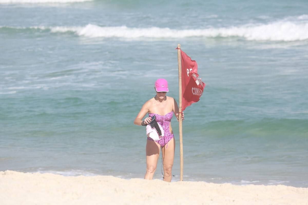Christine Fernandes na praia da Barra da Tijuca, no Rio de Janeiro