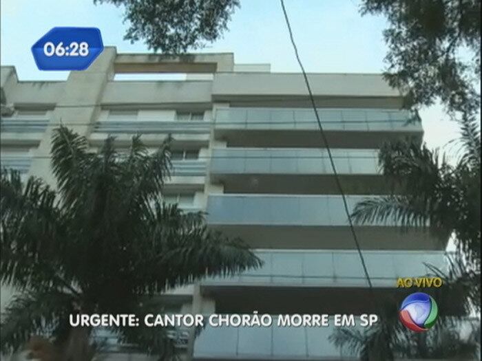 Situado numa das ruas mais nobres da capital, o imóvel em que Chorão foi encontrado morto está avaliado entre R$ 4 milhões e R$ 6 milhões. O bem deve ser um dos primeiros que serão vendidos pela família, a partir da divisão do espólio, por motivos óbvios.

O delegado Itagiba Franco, do DHPP (Departamento de Homicídios e de Proteção à Pessoa) disse ao R7 que o imóvel está “muito bem localizado, é muito bonito, mas está totalmente detonado”. Mas esse não é o único apê que o filho e a atual mulher vão poder dividir – há ainda outro imóvel em Santos, cujo valor não foi revelado. Qual carro Chorão tinha? Veja a seguir