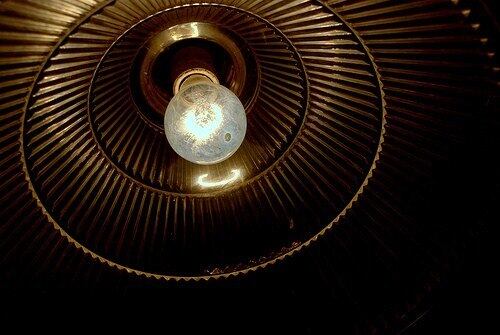 Cerca de 95% da energia consumida por uma lâmpada dessas é transformada em puro calor