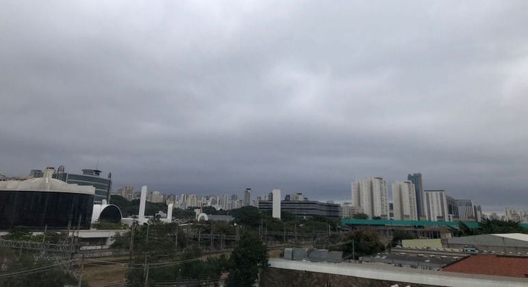 Nova frente fria derruba temperaturas na cidade de São Paulo neste domingo (4)