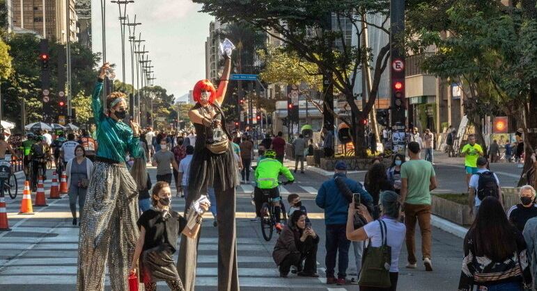Avenida Paulista, em São Paulo, fica cheia na reabertura após mais de um ano fechada
