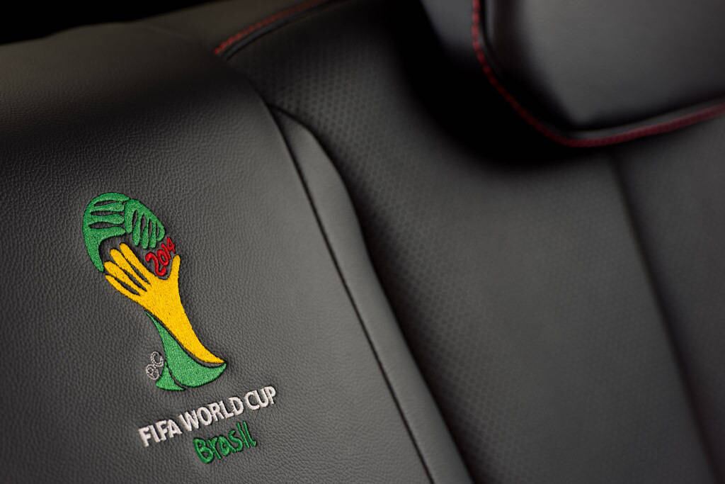 Banco traseiro tem o logo oficial da Copa do Mundo Fifa 2014