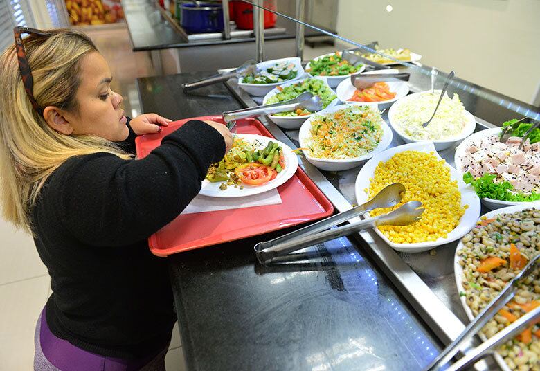 Os pratos de Juliana incluem basicamente muitas verduras e legumes, além de um pedaço de carne ou frango. Uma nutricionista também a acompanha semanalmente.
— Minha roupa começou a servir, o condicionamento físico melhorou, o
povo começou a notar meu emagrecimento... No começo, era um saco! Eu odiava fazer isso, reclamava o dia inteiro... Seria muito ingrato eu não me esforçar porque está todo mundo trabalhando pra eu conseguir