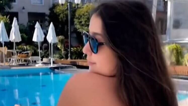 O Balanço Geral Manhã acompanha o caso de Flora Favaretto, de 21 anos, estrela de site de conteúdo adulto. Ela foi multada em, aproximadamente, R$ 1 mil por gravar vídeos eróticos na piscina de um condomínio de luxo no Guarujá, litoral paulista. Entenda

