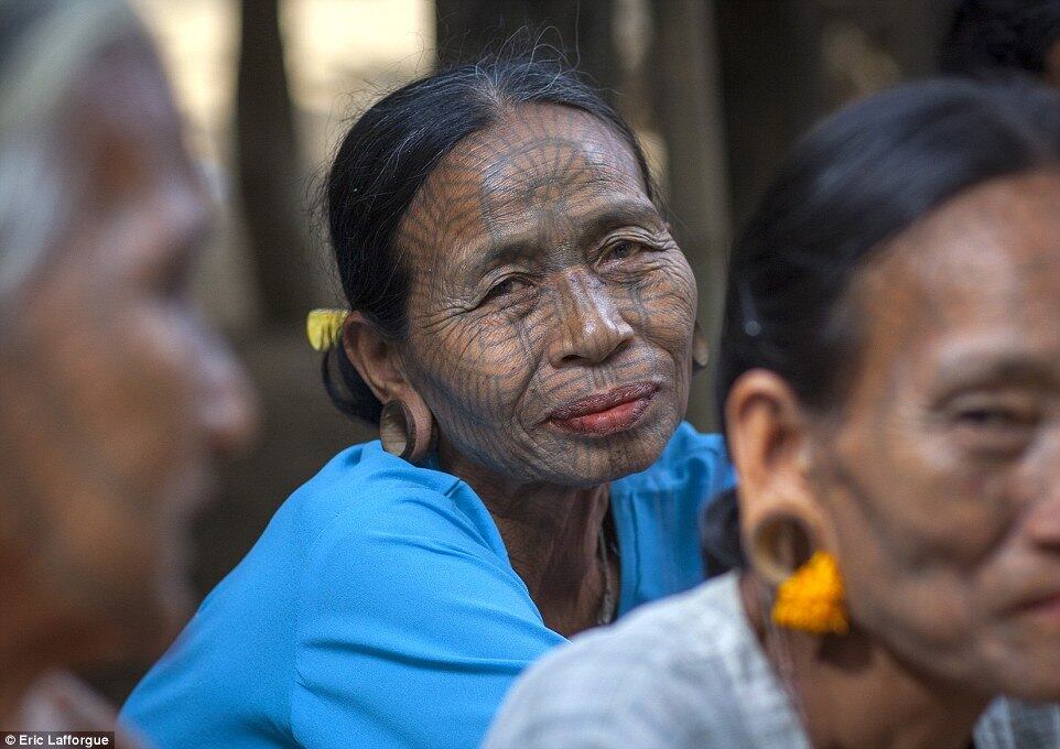Como
resultado poucas mulheres têm as marcas, e a maioria vive escondida nas regiões
de Chin, Rakhine e Arakan, e muitas estavam fora do alcance dos olhares dos
turistas até dois anos atrás