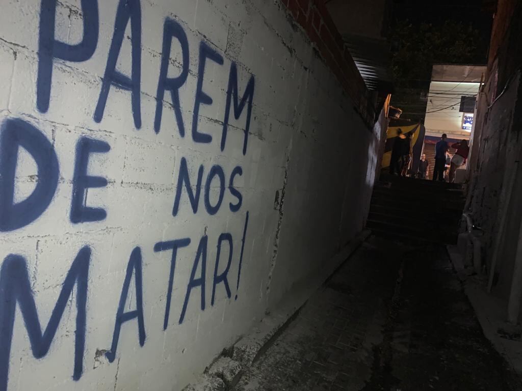 Grafite de protesto em viela que jovens morreram