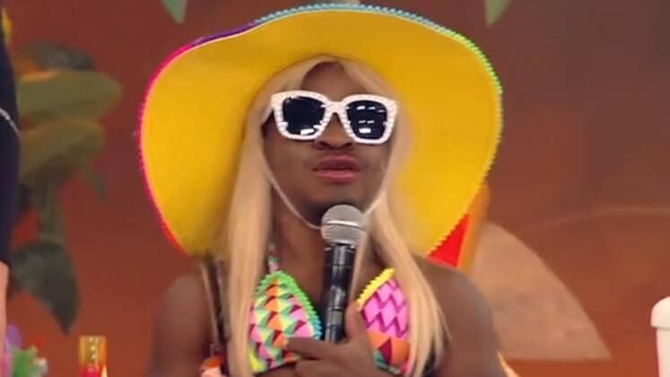 O ajudante de palco Pigmeu também não ficou de fora e, vestido de loira na praia, resolveu mostrar todo seu talento como ator. Ele imitou o apresentador Silvio Santos. Será que o "Má Oê" ficou igual?