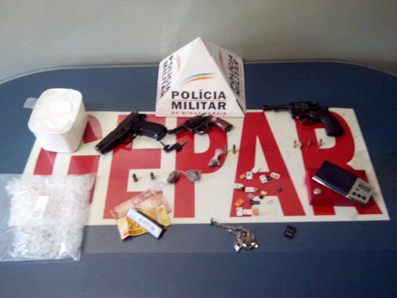 PM apreendeu duas armas e material para dolagem de drogas na casa do suspeito