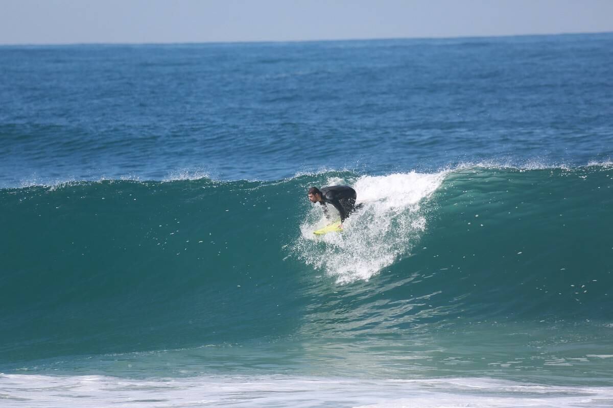 Cauã Reymond surfou no Recreio dos Bandeirantes nesta segunda-feira (21)