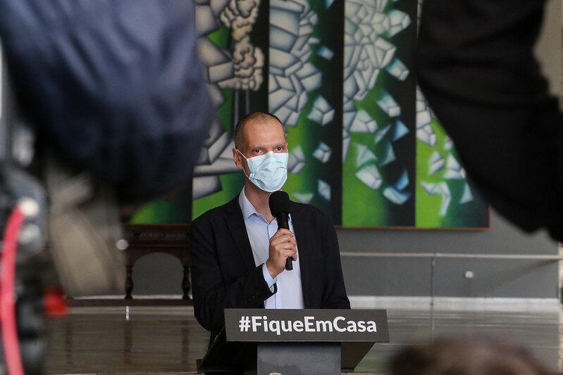 Nesta quinta-feira (28), o prefeito Bruno Covas alertou que a possível abertura de alguns setores da economia a partir de meados de junho não pode ser vista como o fim da circulação do vírus. A capital paulista, diferente de todos os outros 38 municípios da região metropolitana, foi classificada como nível dois na escala de reabertura da economia do governo de São Paulo, o que autoriza o município a reabrir, a partir de 1º de junho, empresas do setor imobiliário, concessionárias de veículos, escritórios, comércio de rua e shoppings, desde que com protocolos de saúde e higiene validados pela Vigilância Sanitária. O estado paulista contabilizava 6.980 mortes e 95.865 casos, segundo dados da Secretaria Estadual da Saúde