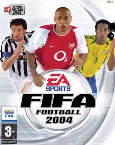 E olha quem aparece pelo primeira vez como capa global da franquia... ele mesmo, o bruxo Ronaldinho Gaúcho! Na edição do FIFA Football 2004, o ex-meia aparece junto com o atac