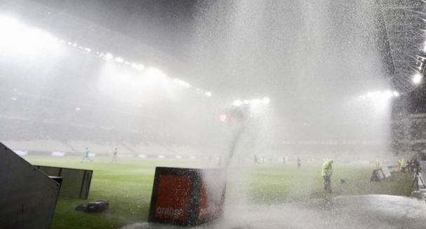 Uma partida de futebol do campeonato francês, entre Nice e Nantes, teve de ser interrompida devido à chuva muito forte
