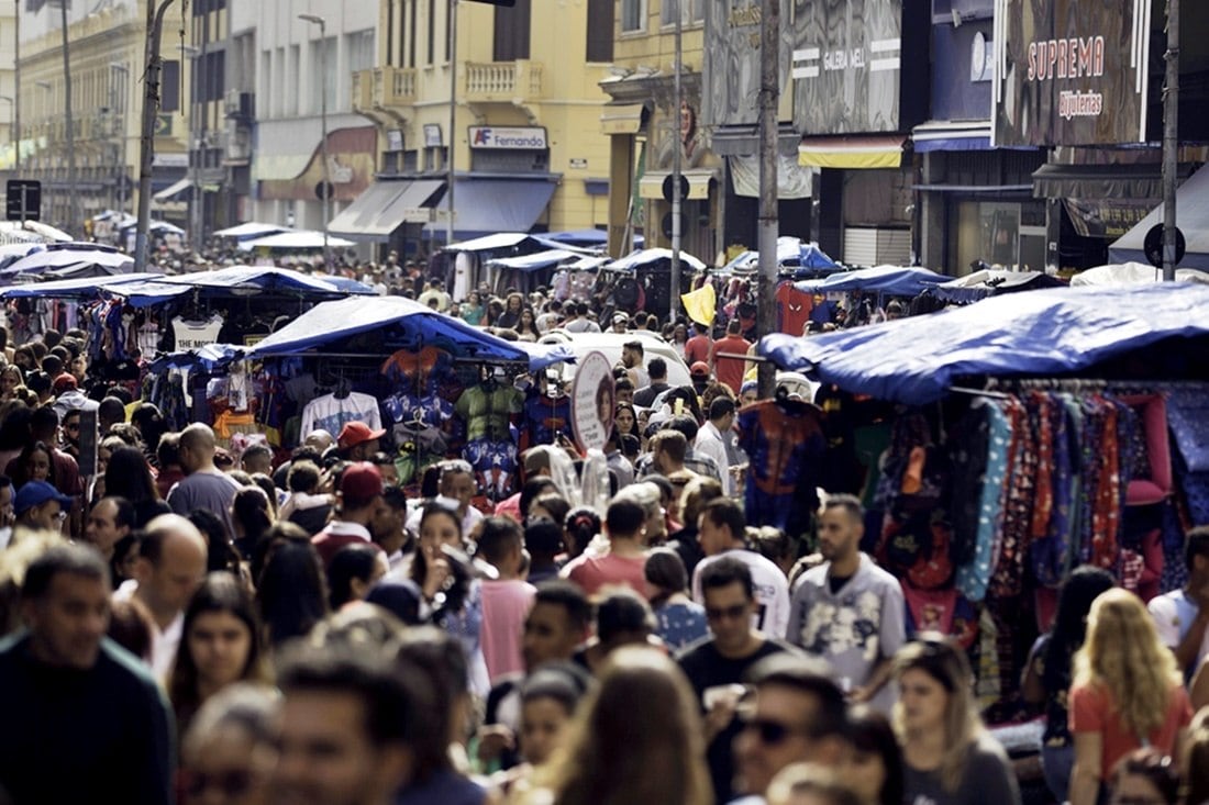As vendas no comércio varejista cresceram 1% em julho na comparação com o mesmo mês do ano passado. Das oito atividades pesquisadas pelo estudo, sete tiveram resultados positivos. As principais pressões positivas foram exercidas por hipermercados, supermercados, produtos alimentícios, bebidas e fumo (1,3%), outros artigos de uso pessoal e doméstico (2,2%) e móveis e eletrodomésticos (1,6%)