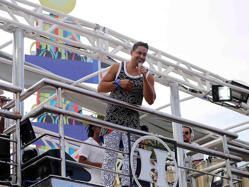 Ninguém ficou parado com a swingueira do Harmonia do Samba