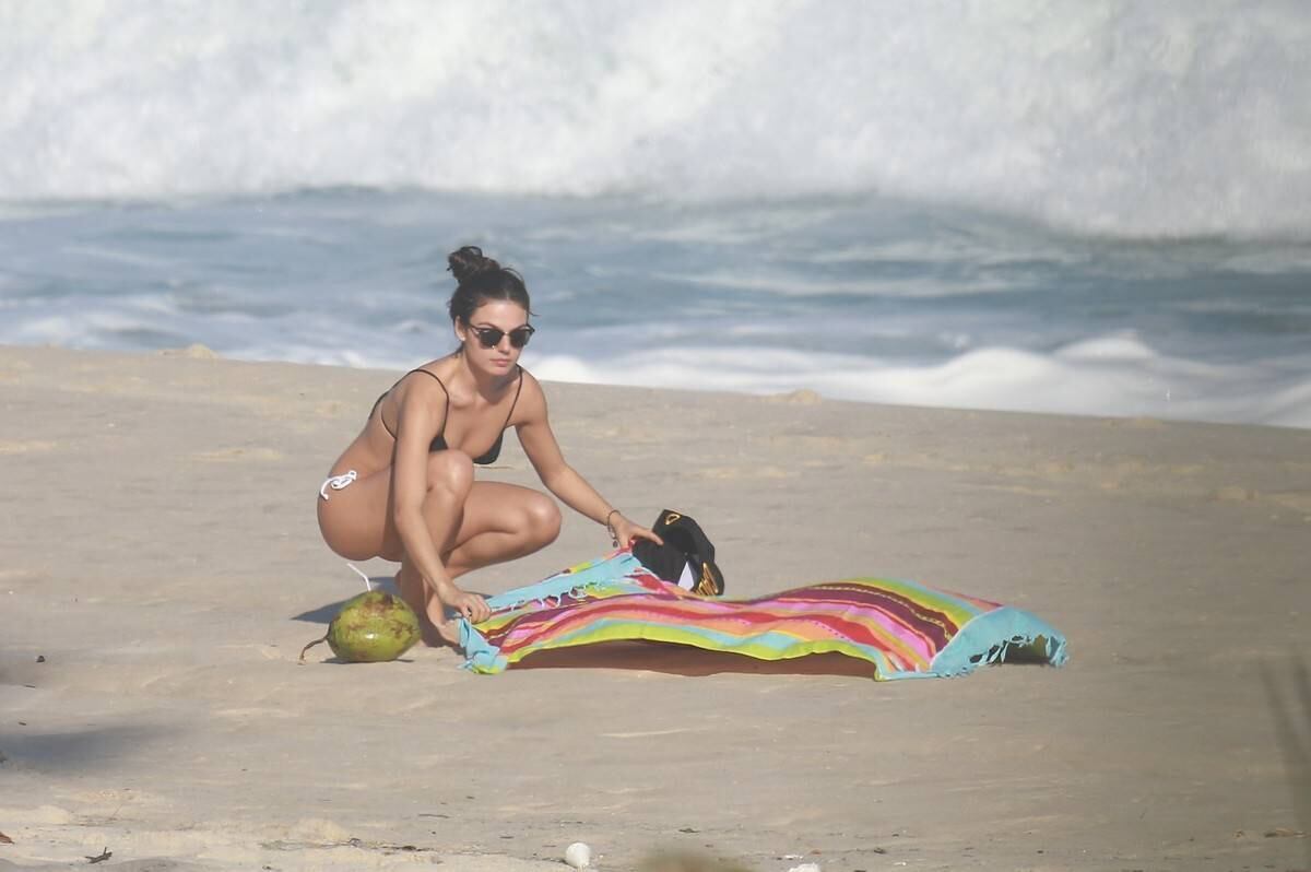 Isis Valverde esteve na praia da Reserva, no Rio