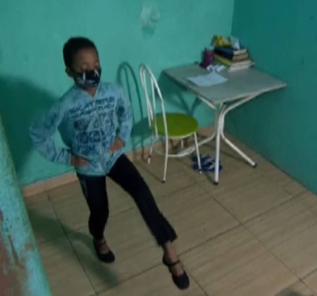 Erick continua as aulas de balé por meio de cartas