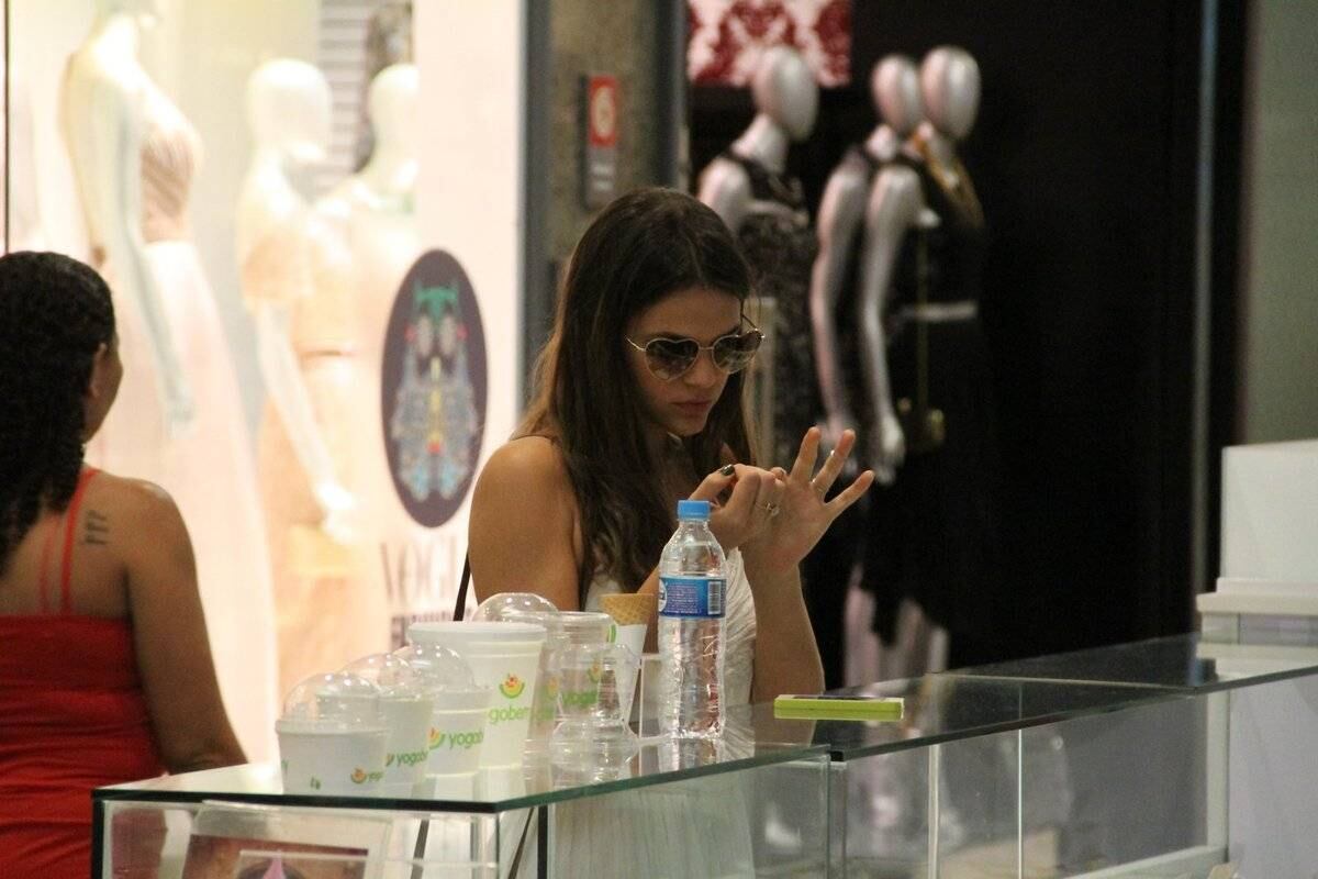 Bruna Marquezine em passeio no shopping, no Rio de Janeiro, nesta quinta-feira (4)