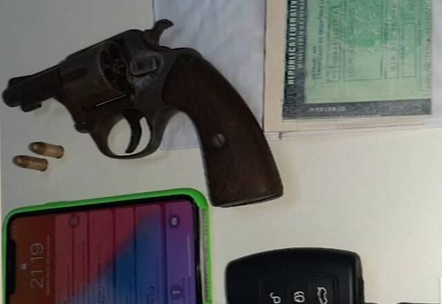 Com Leonardo foi achado uma arma, duas munições, um celular e documentos 
