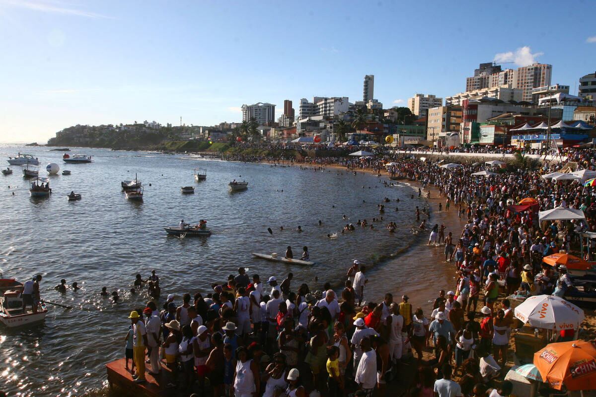 Festa atrai multidões para o Rio Vermelho