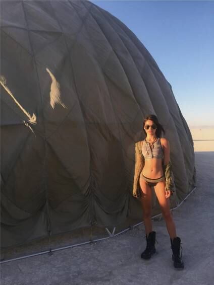 Mesmo quando curte festivais, ela é ousada nas roupas