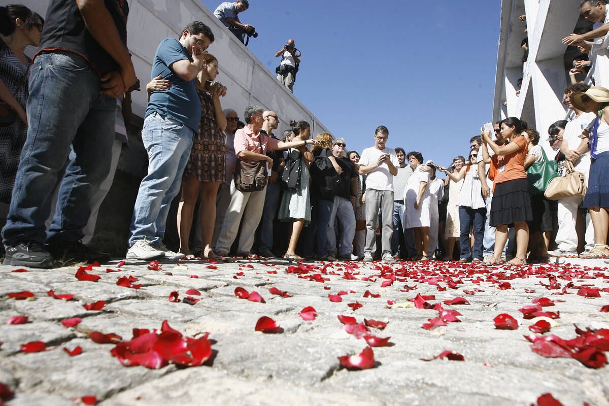 O cineasta foi homenageado com aplausos e pétalas de rosas