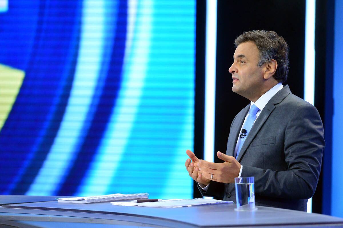 Aécio, por outro lado, criticou o andamento dos empreendimentos do governo Dilma: "Infelizmente, os nordestinos não receberam uma gota d’água da transposição [do rio São Francisco] que deveria ter ficado pronta quatro anos atrás. A Transnordestina está no meio do caminho, basta andar pelo Brasil. O marco regulatório do setor ferroviário sequer foi aprovado. As hidrovias anunciadas estão paralisadas, no papel. A senhora anunciou o famoso trem-bala e gastou cerca de R$ 2 bilhões do dinheiro dos brasileiros e ninguém sabe onde foi nem para onde foi". Leia mais