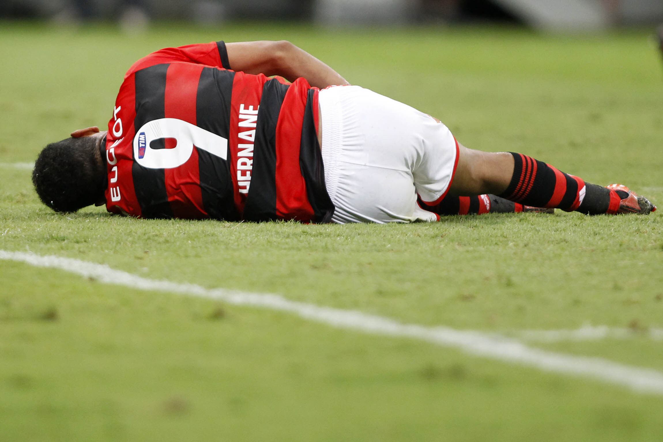 O problema da grama no estádio mais caro do Mundial, que custou mais de
R$ 1,2 bilhão, tem como origem o atraso nas obras da arena. O
gramado só tinha 18 dias de plantado quando recebeu seu primeiro jogo,
enquanto especialistas afirmam que seriam necessários ao menos 45 dias
entre o fim da instalação e o primeiro toque de bola no campo

