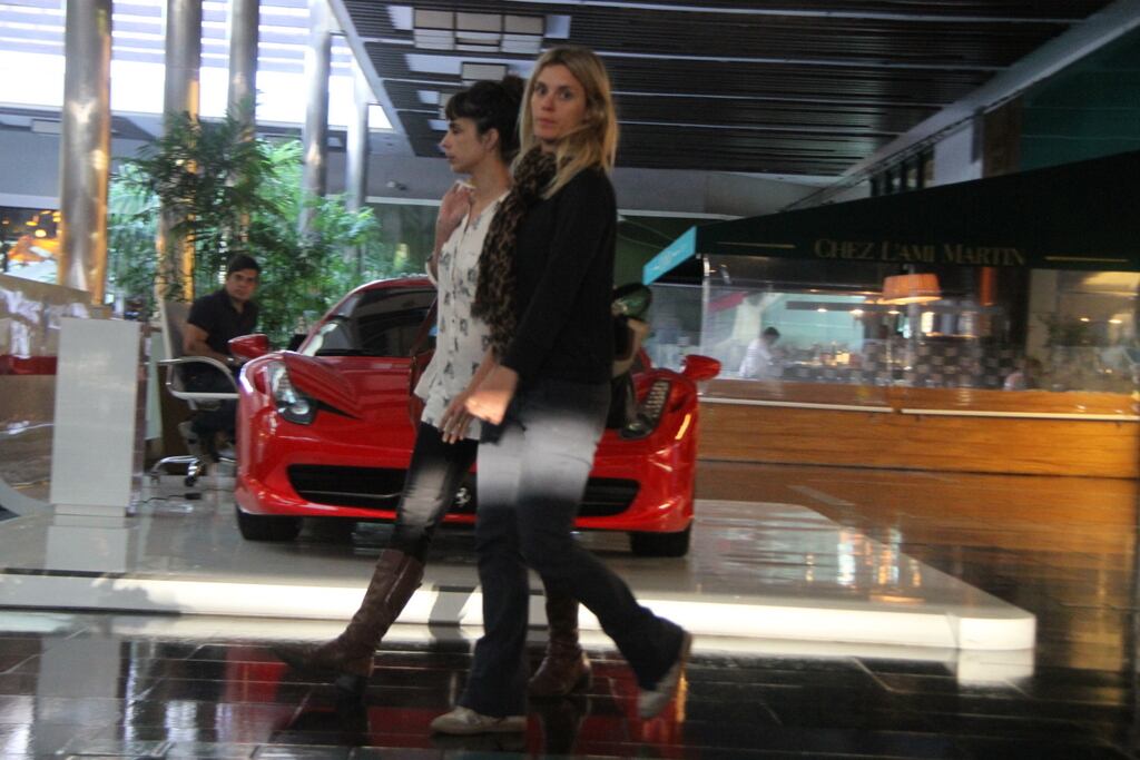 Carolina
Dieckmann aproveitou a última sexta-feira (5) para passear com a amiga Maria
Ribeiro. As atrizes foram clicadas caminhando pelo shopping Fashion Mall, no
Rio de Janeiro