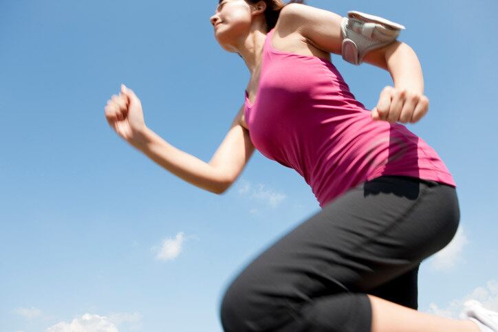 Não pratique exercícios até três horas antes do horário habitual de dormir. Com a atividade física, a temperatura corporal aumenta e retém calor, o que dificulta o início do sono