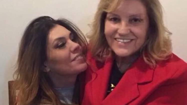 Simony diz que não deixou a mãe vê-la careca nas três primeiras semanas, pois achava que seria um sofrimento muito grande para ela. Apesar de não se acostumar com o novo visual, a cantora brinca com a família em alguns momentos: "O sorriso dos desafios são os mais verdadeiros".