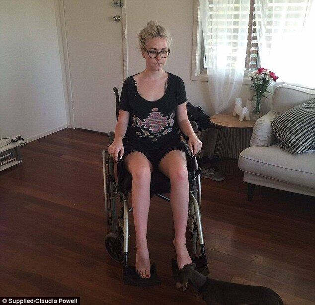 Não obstante, Claudia tem outra doença que também dificulta bastante seu modo de viver: a Pots (Síndrome de Taquicardia Postural Ortostática, na sigla em
inglês). A anomalia impossibilita que a jovem fique em pé por algum tempo, fazendo com que uma simples ida ao banheiro possa resultar em um desmaio. Ela resume a doença em uma frase:

— [A Pots] é basicamente uma alergia a ficar de pé