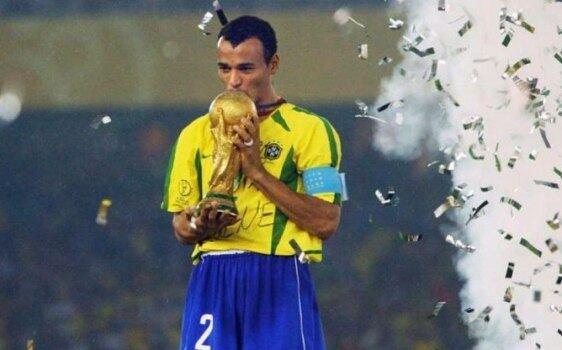 Cafu - Agora, os ausentes da Seleção na Copa das Confederações de 2005. parou de jogar em 2010. Ele é embaixador de uma marca de criptomoedas e de uma cervejaria, além de representar entidades como Fifa, Uefa, Laureus e Special Olympics em grandes eventos. Ele foi dono da Fundação Cafu, uma ONG, mas que fechou em dezembro de 2019.