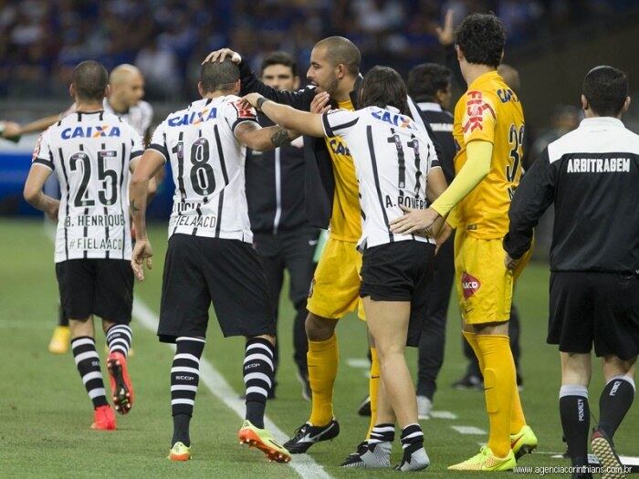 Por outro lado, o Corinthians mostrou nos últimos três jogos que disputou, os quais venceu os três, personalidade e um bom futebol dentro da proposta corintiana, aproveitando as oportunidades e, como sempre, fechando os espaços de seus adversários