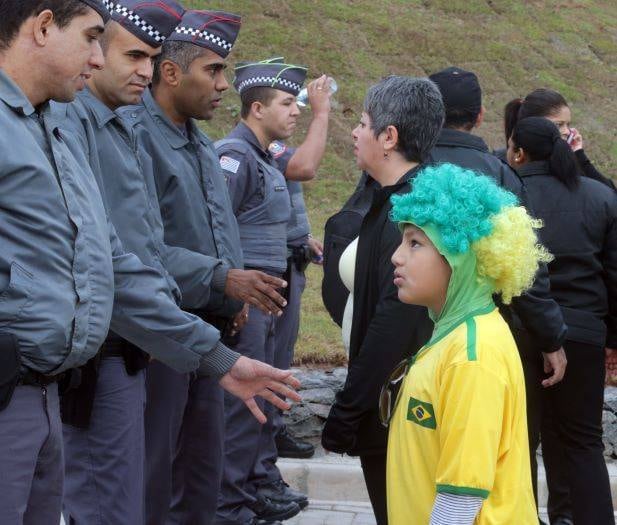 Brasileirinho é instruído por policiais militares que fazem a segurança no Itaquerão