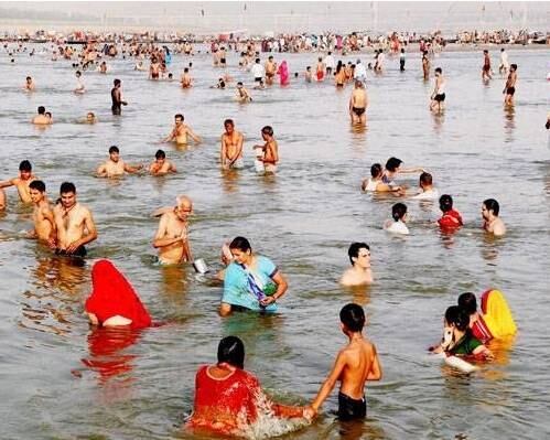 Em Allahabad, a população toma banho no poluído rio Ganges.
A região registrou as maiores temperaturas do país, com máxima de 47,7ºC no domingo (24), acima dos 47ºC do sábado (23). Banda registrou 46,6ºC e Sultanpur, 46ºC, enquanto em Varanasi, Agra e Bareilly os termômetros apontaram
45,5ºC